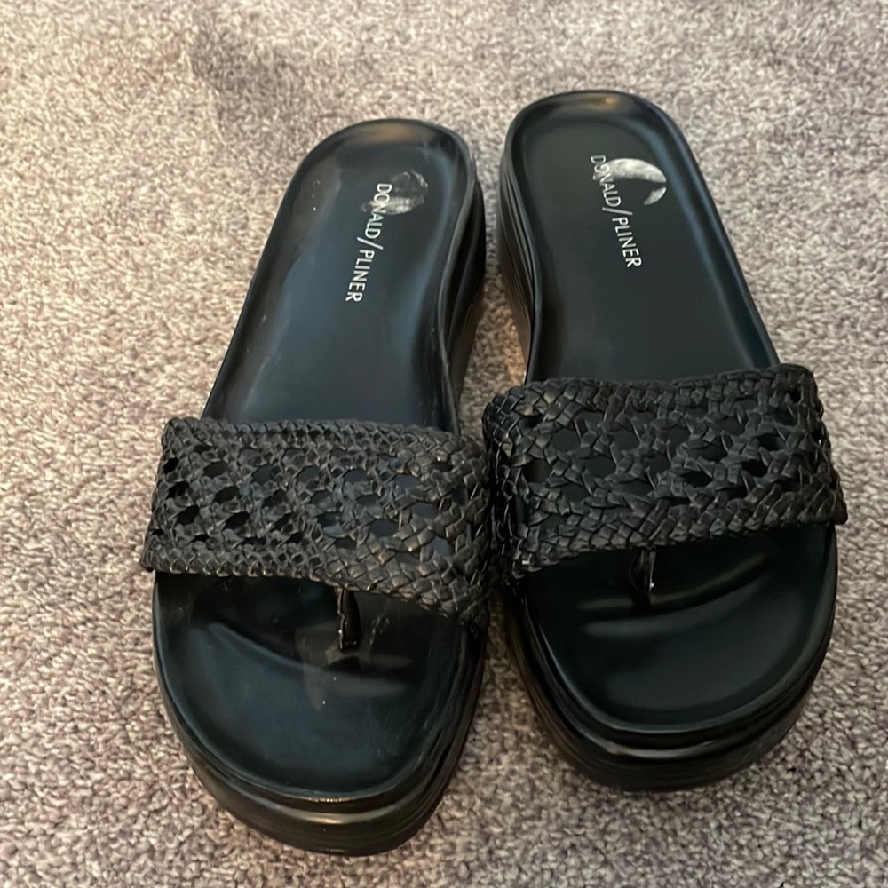 Donald Pliner sandals brand new only worn once great condition new